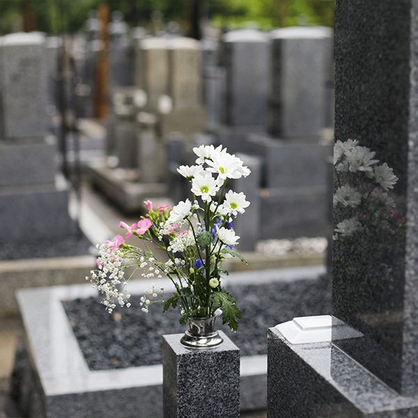 pierre tombale dans un cimetière