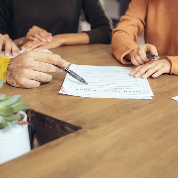 personne en train d'accompagner dans du remplissage administratif